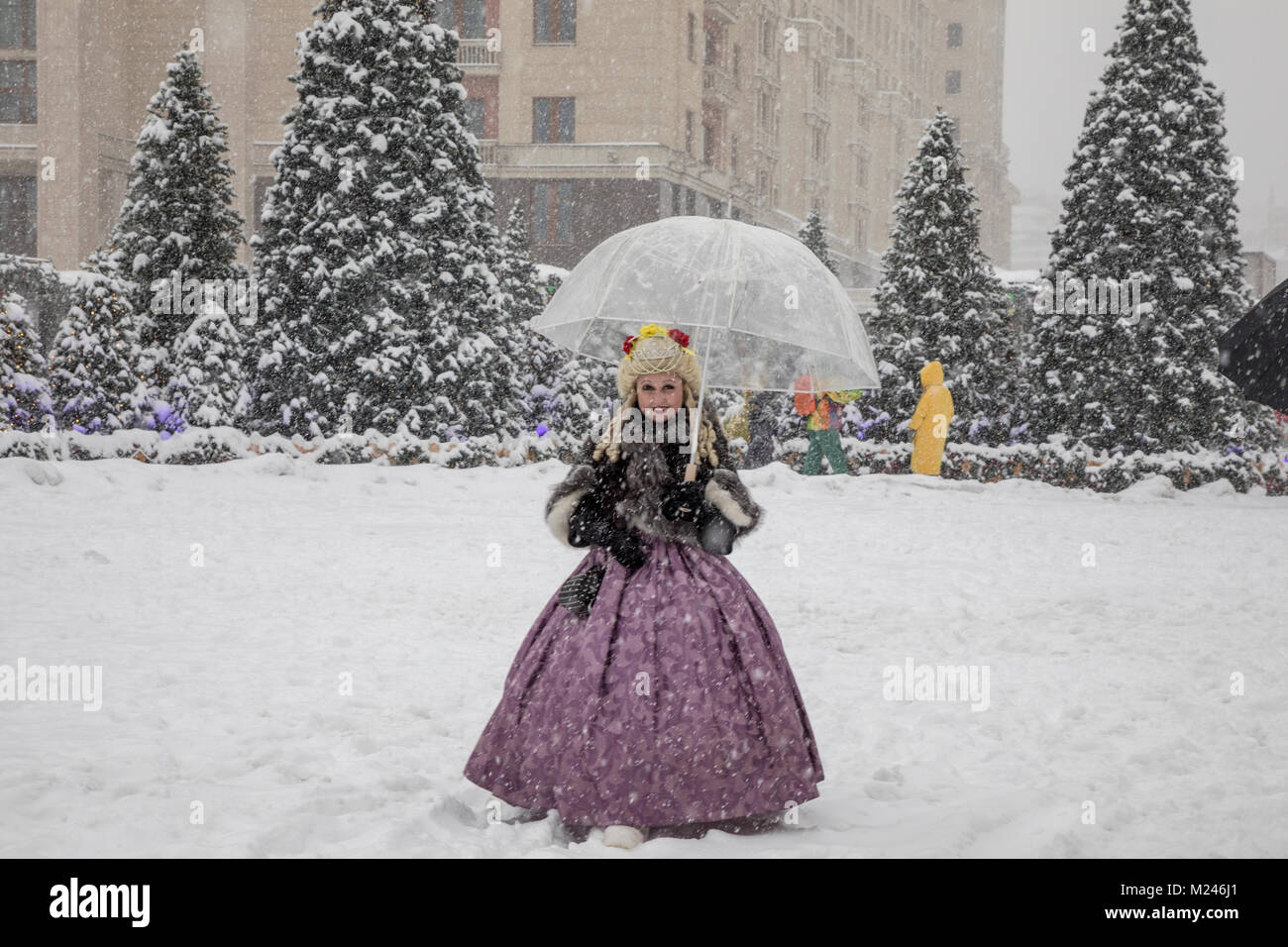 Moscou, Russie - 4 Février, 2018 : une femme avec un parapluie passent par la Place Rouge au cours d'une forte chute de neige dans la région de Moscou, Russie Crédit : Nikolay Vinokourov/Alamy Live News Banque D'Images