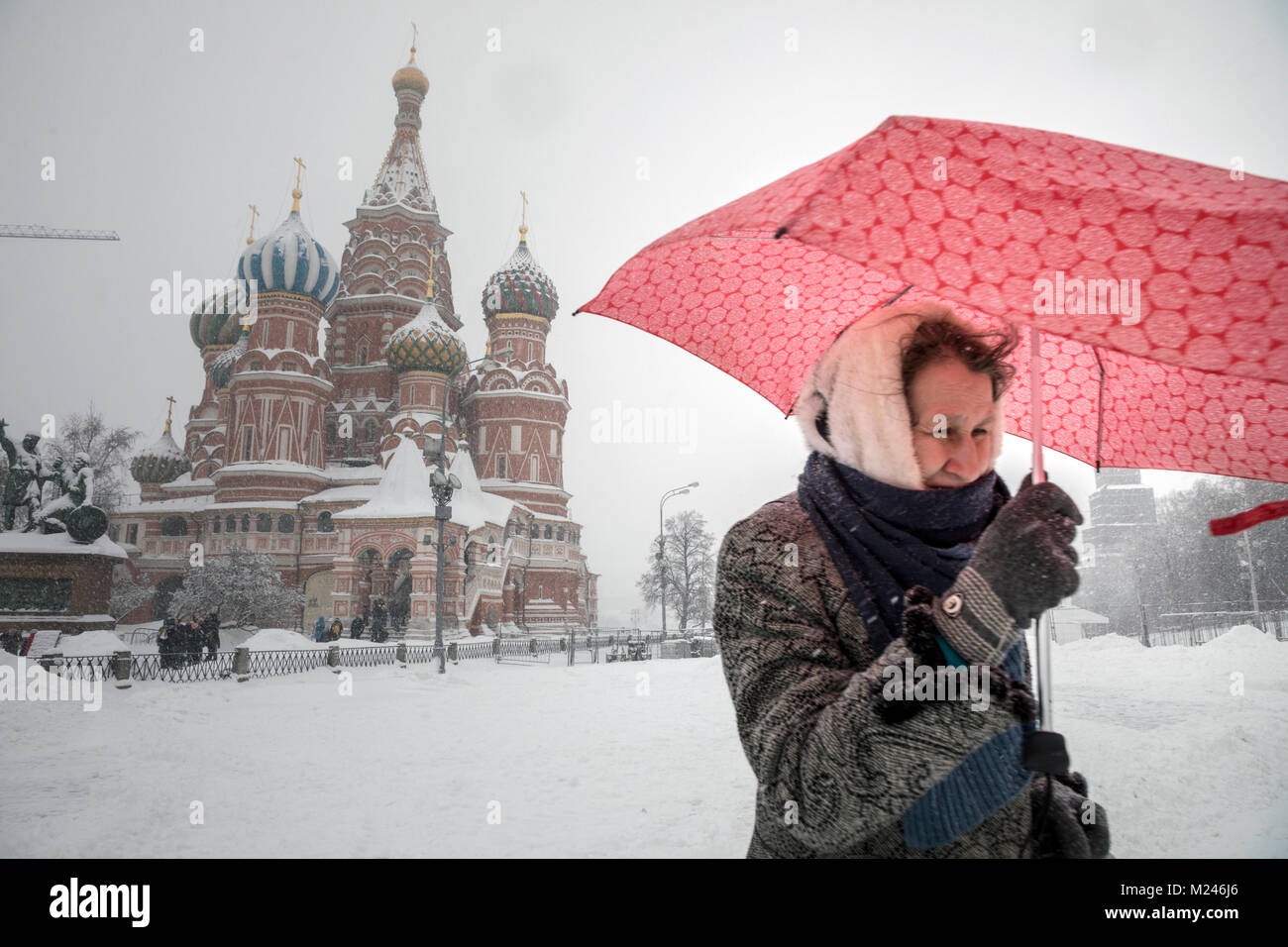 Moscou, Russie - 4 Février, 2018 : une femme avec un parapluie passent par la Place Rouge au cours d'une forte chute de neige dans la région de Moscou, Russie Crédit : Nikolay Vinokourov/Alamy Live News Banque D'Images