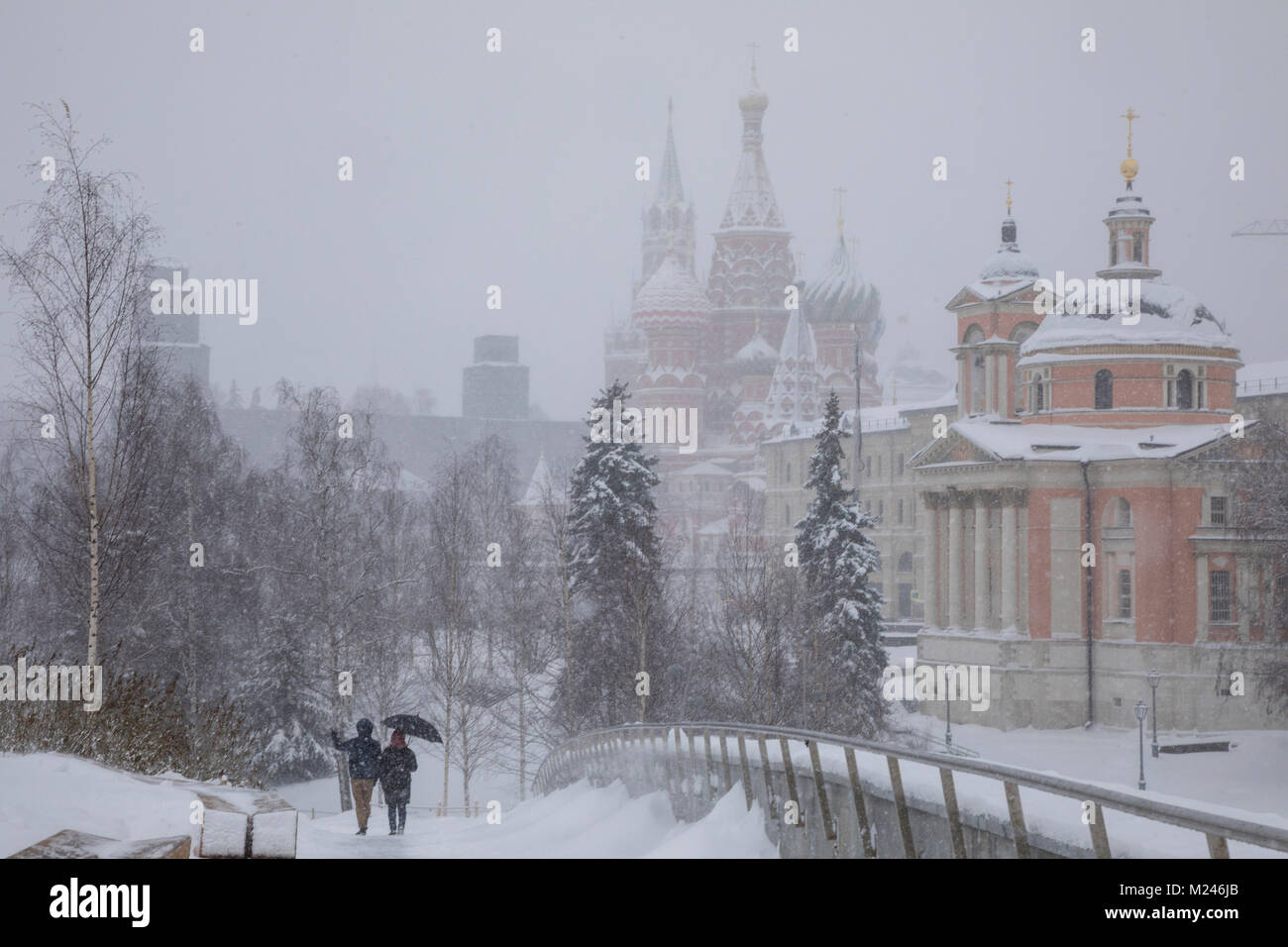 Moscou, Russie - 4 Février, 2018 : promenades dans le parc Zaryadye à Moscou pendant les fortes chutes de neige, la Russie Crédit : Nikolay Vinokourov/Alamy Live News Banque D'Images