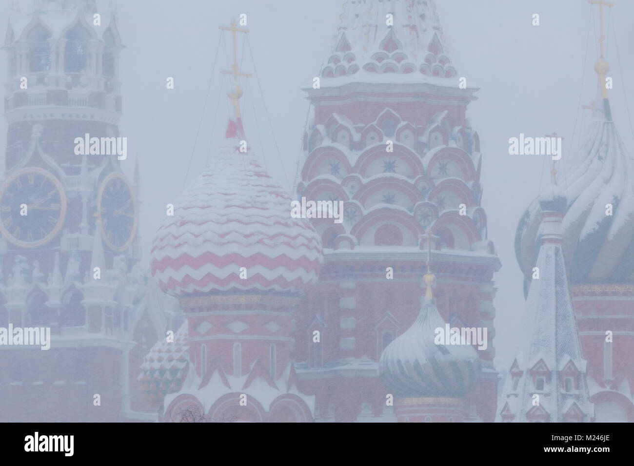 Moscou, Russie - 4 février 2018 : vue du Kremlin et de la cathédrale Saint-Basile sur la place Rouge lors d'une chute de neige anormale à Moscou, Russie crédit : Nikolay Vinokurov/Alamy Live News Banque D'Images