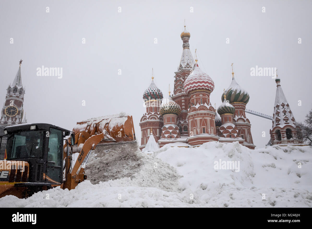 Moscou, Russie - 4 Février, 2018 : Retrait de la neige sur la place Rouge à Moscou après une importante chute de neige, la Russie Crédit : Nikolay Vinokourov/Alamy Live News Banque D'Images