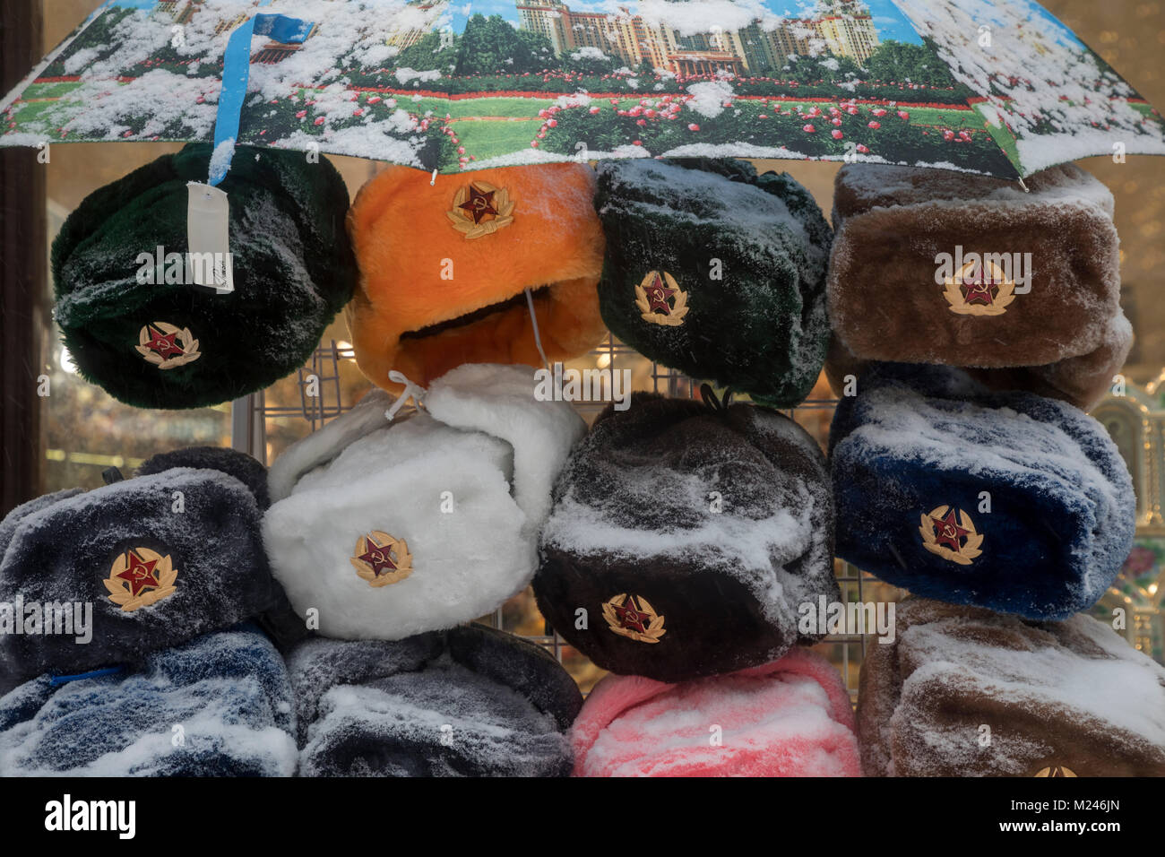 Moscou, Russie - 4 Février, 2018 : voir l'armée soviétique de chapeaux d'hiver du centre-ville de Moscou dans une boutique de souvenirs au cours de neige anormale dans la région de Moscou, Russie Crédit : Nikolay Vinokourov/Alamy Live News Banque D'Images