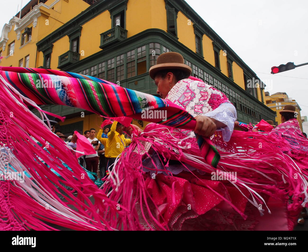 Danseuse péruvienne prend part à la Vierge de Candelaria festival dans les rues principales du centre-ville de Lima. Populaires dans Puno, Pérou, et en Bolivie, le festival a été exporté vers la capitale du Pérou par highland les migrants et leurs descendants. Banque D'Images