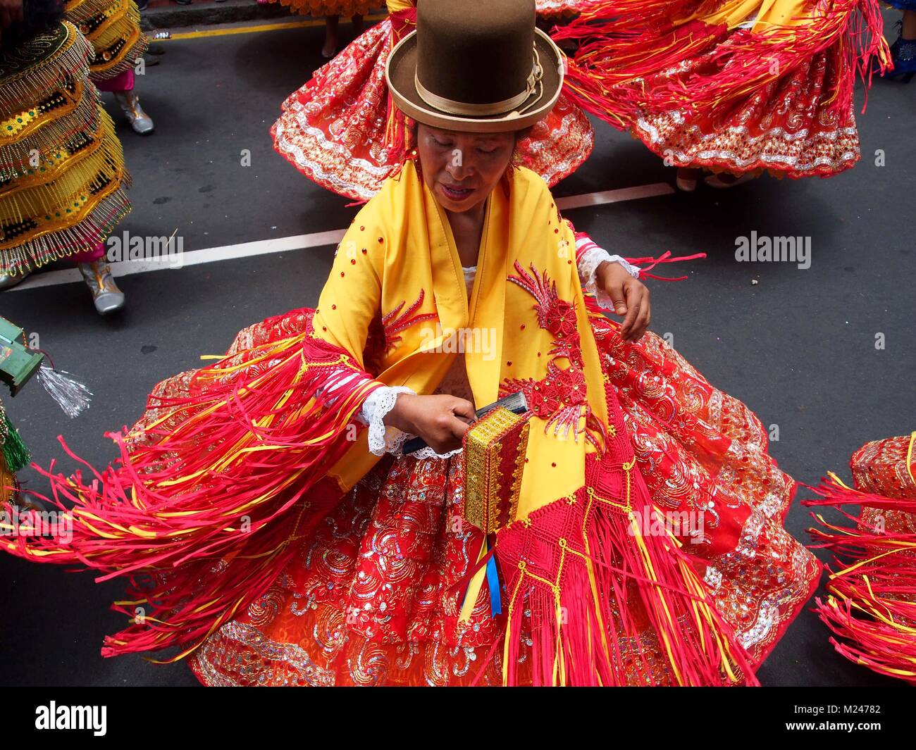 Danseuses péruviennes prendre part à la Vierge de Candelaria festival dans les rues principales du centre-ville de Lima. Populaires dans Puno, Pérou, et en Bolivie, le festival a été exporté vers la capitale du Pérou par highland les migrants et leurs descendants. Banque D'Images