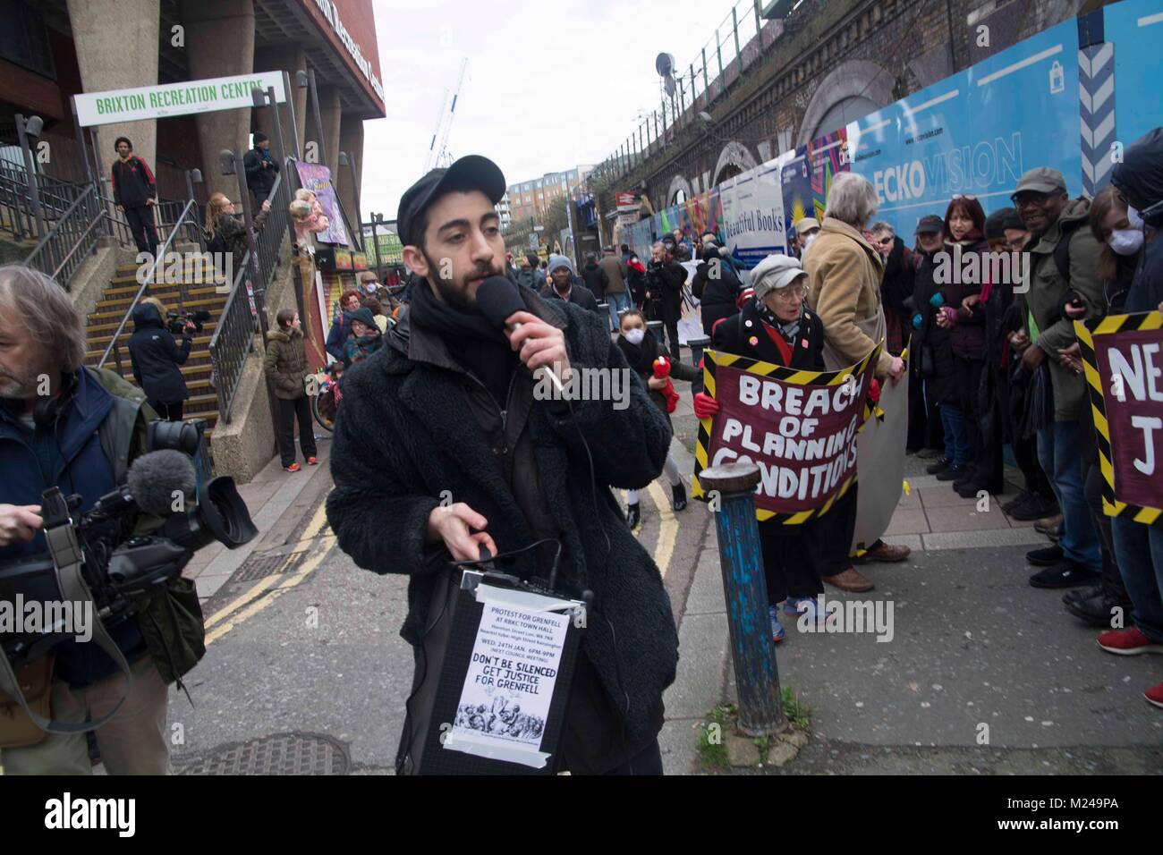 Londres, Royaume-Uni. dimanche 4 feb Brixton station road , militants contre le réseau rial et critisice œuvres prévues les œuvres de protestation prévue o lieu . faisant appel à des conseillers de lambeth bien consulter et traiter les boutiques du marché local et des dangers, residens à explian aussi evicions le properys prématurée de la 18 mois la décision de commencer priorto, Crédit : Philip Robins/Alamy Live News Banque D'Images