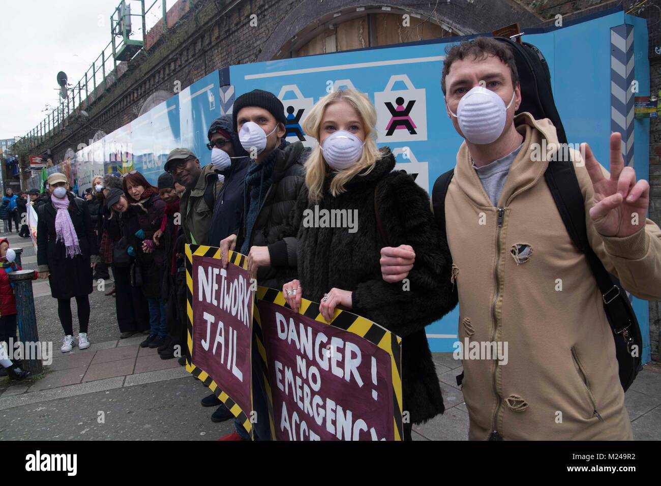 Londres, Royaume-Uni. dimanche 4 feb Brixton station road , militants contre le réseau rial et critisice œuvres prévues les œuvres de protestation prévue o lieu . faisant appel à des conseillers de lambeth bien consulter et traiter les boutiques du marché local et des dangers, residens à explian aussi evicions le properys prématurée de la 18 mois la décision de commencer priorto, Crédit : Philip Robins/Alamy Live News Banque D'Images