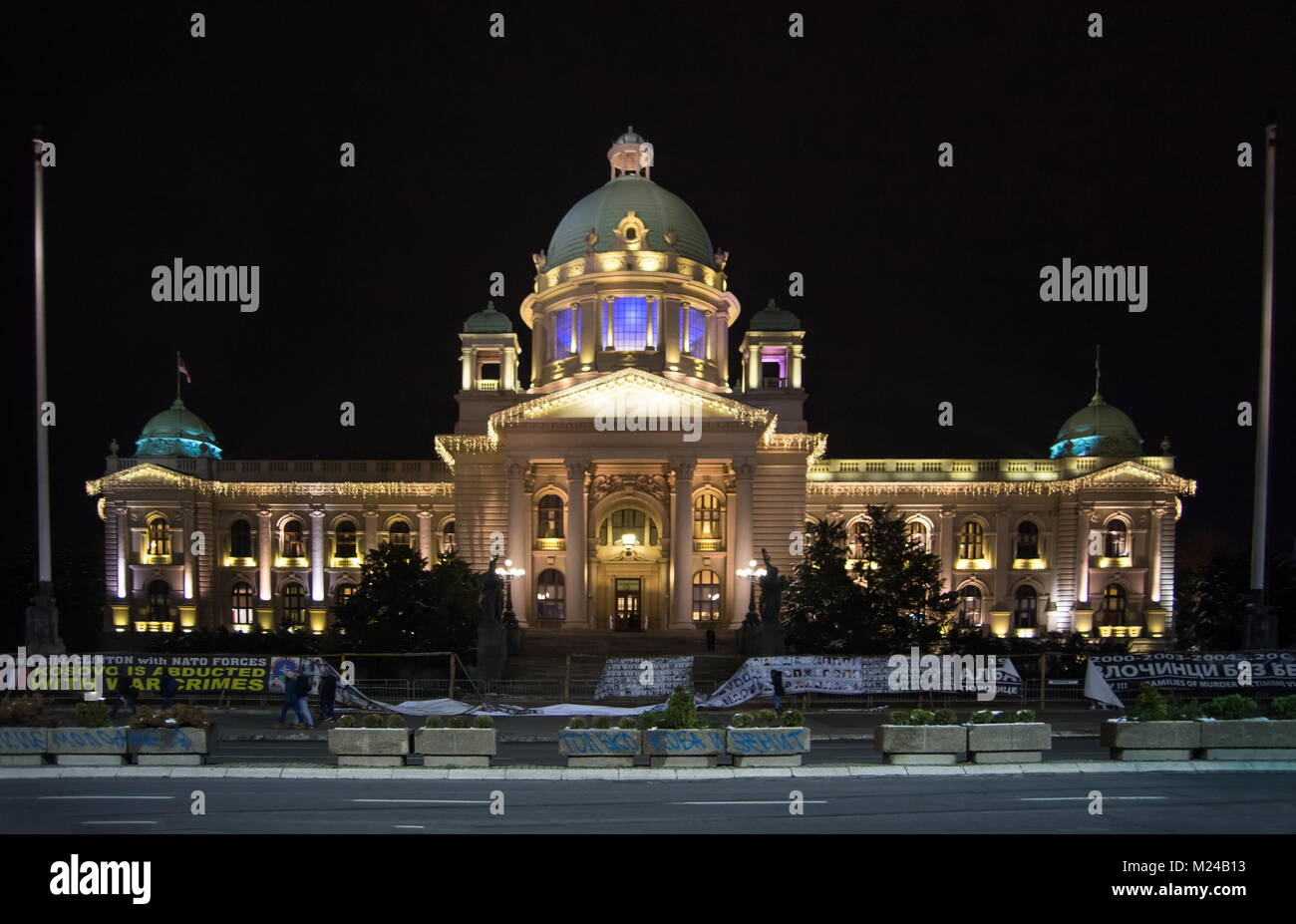 BELGRADE, SERBIE - décembre 4, 2017 : Le bâtiment de l'Assemblée nationale et le Parlement de la République de Serbie à Belgrade dans la nuit Banque D'Images
