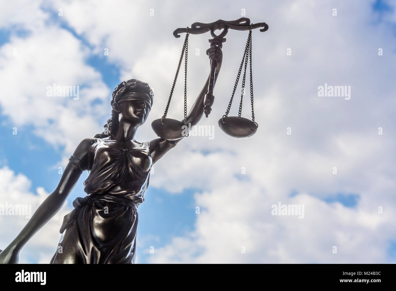 Statue de la Justice avec des échelles contre le ciel et les nuages. Des conseils juridiques, droit et justice concept Banque D'Images