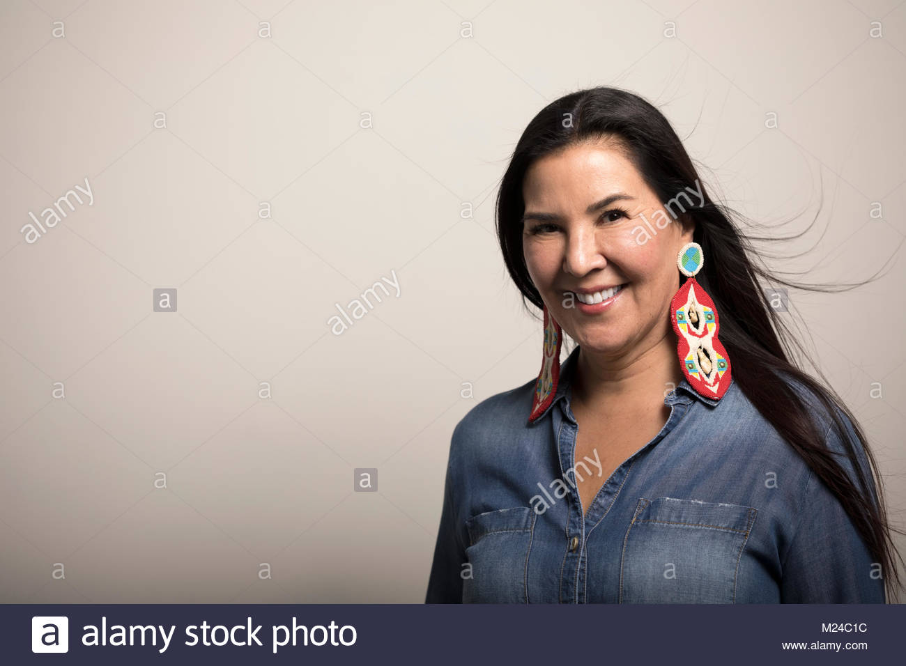 Portrait smiling mature, confiant Native American Woman with colorful earrings Banque D'Images