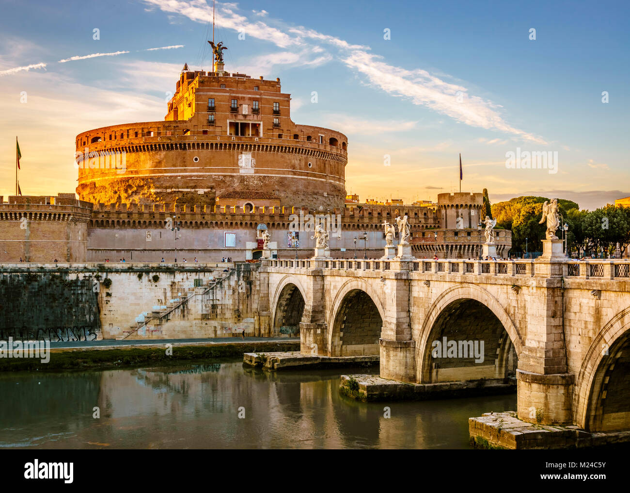 Château Saint Ange, également connu sous le mausolée d'Hadrien au coucher du soleil, Rome, Italie, Europe. Ancienne Rome tombeau de l'empereur Hadrien. Banque D'Images