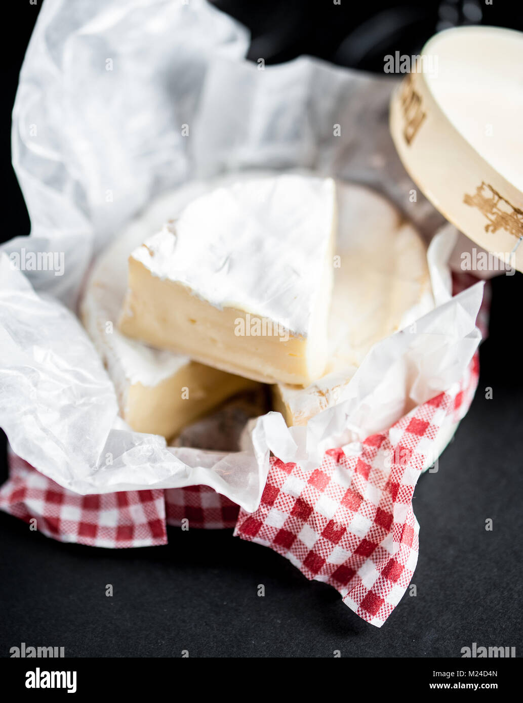 Fromage Brie et verres à vin. Image Macro fond noir, carré,. Banque D'Images