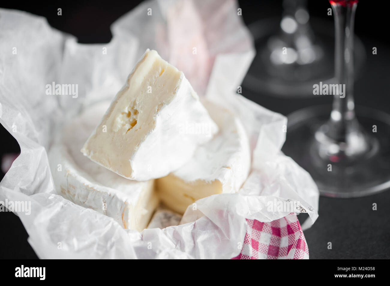 Fromage Brie et verres à vin. Image Macro fond noir, battante.. Banque D'Images