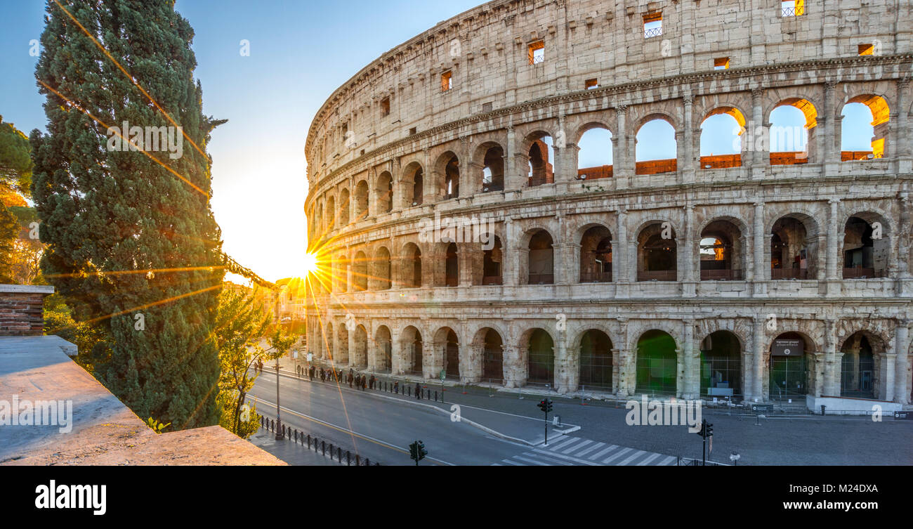 Colisée de Rome, au lever du soleil. L'architecture de Rome et de repère. Rome Colisée est l'un des plus connus monuments de Rome et l'Italie Banque D'Images