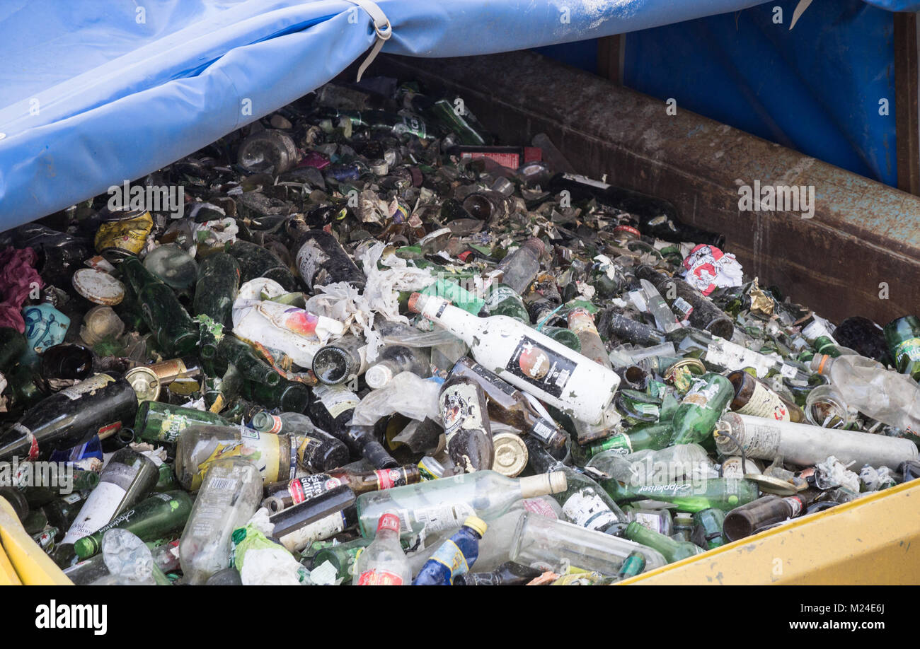 Bouteilles en verre sur camion au centre de recyclage à l'Espagne Banque D'Images