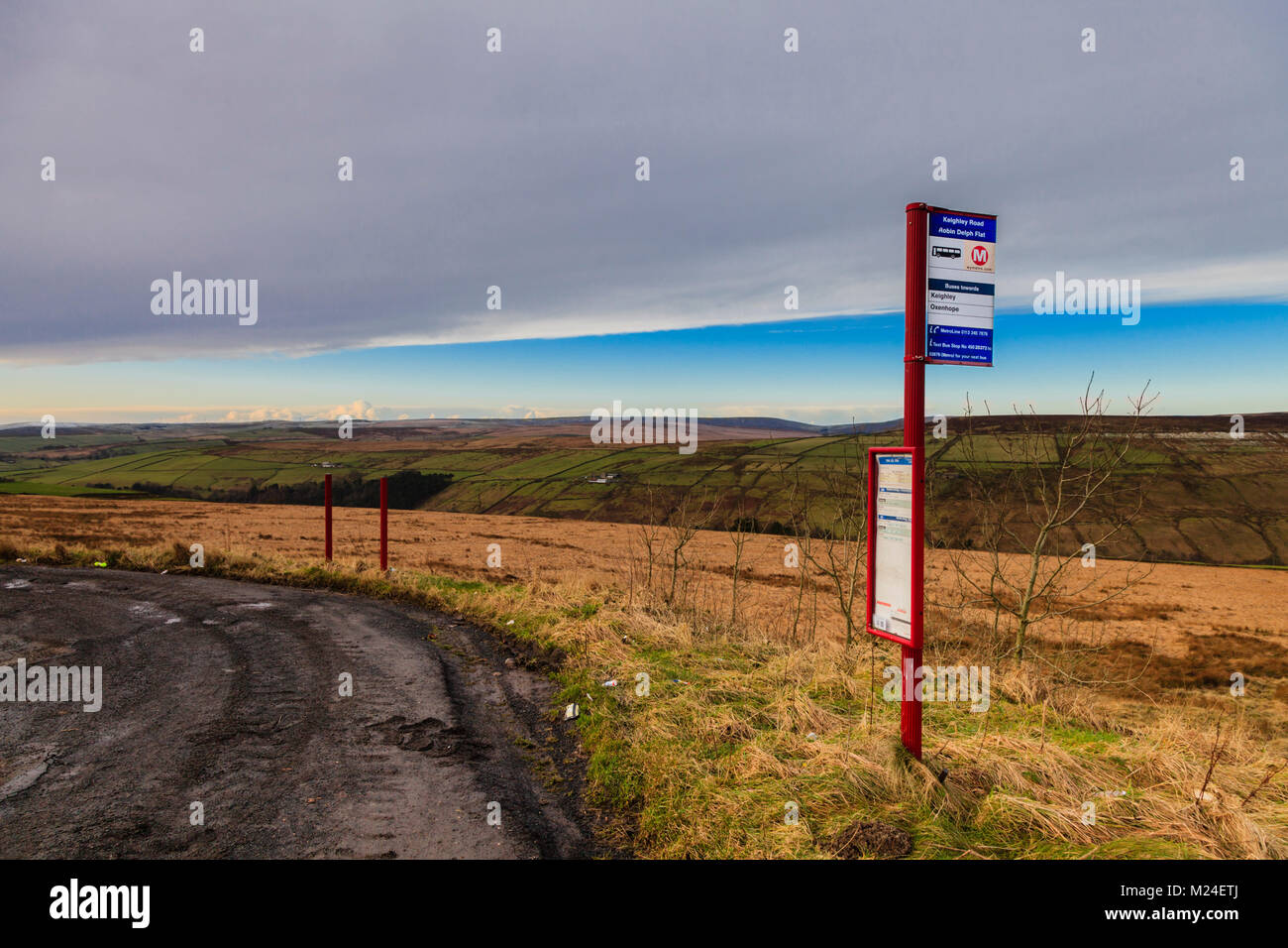 Arrêt de bus isolé sur un morne moorland road sur Kingsbridge Road, West Yorkshire Banque D'Images
