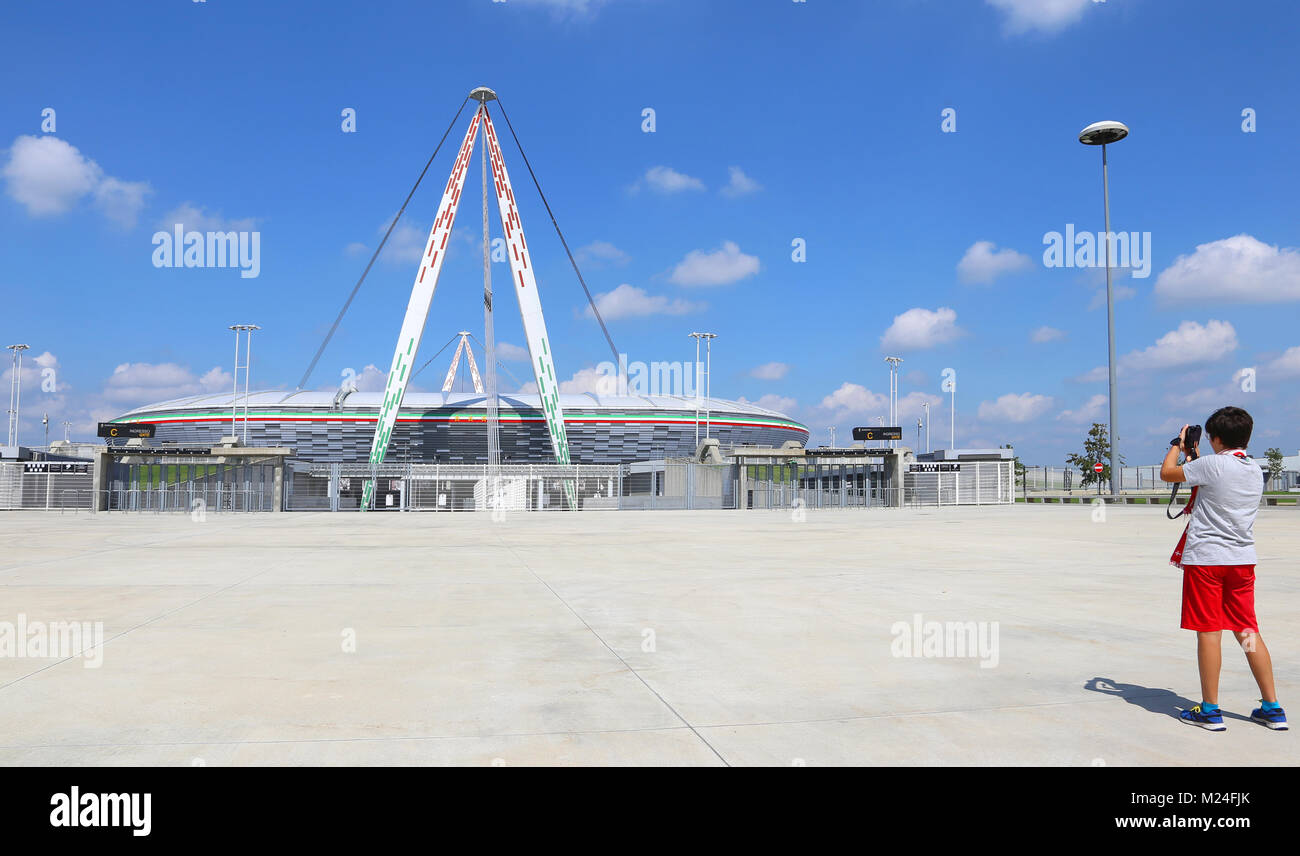 Turin, Italie - 26 août 2015 : jeune fan devant le grand centre sportif appelé Juventus Stadium Banque D'Images
