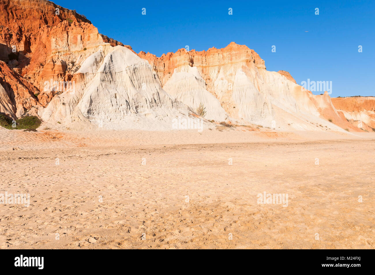 Les falaises rouges à la plage de Falesia dans la région de l'Algarve, Portugal Banque D'Images