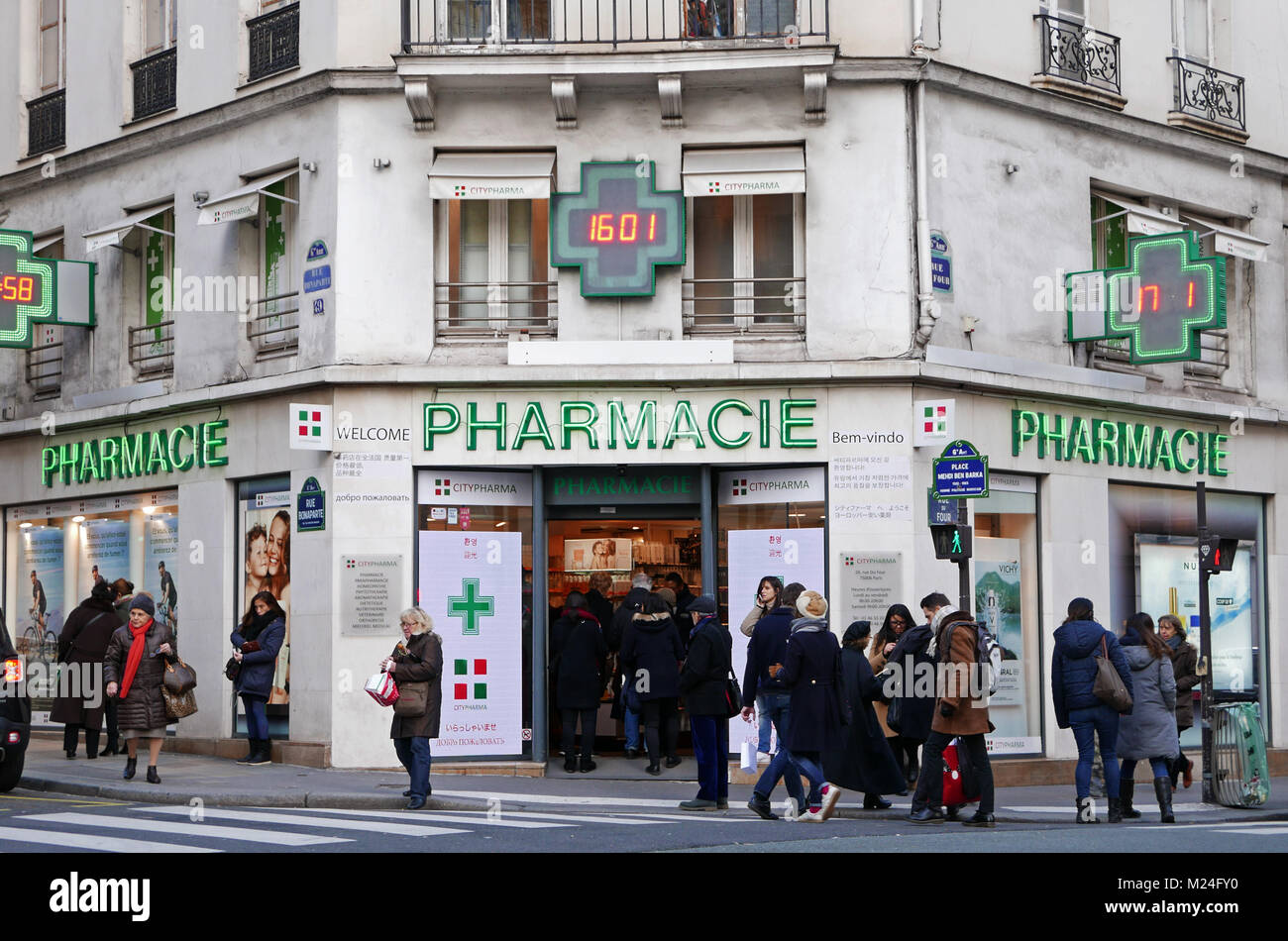 Pharmacie, rue du Four, Paris, France Photo Stock - Alamy