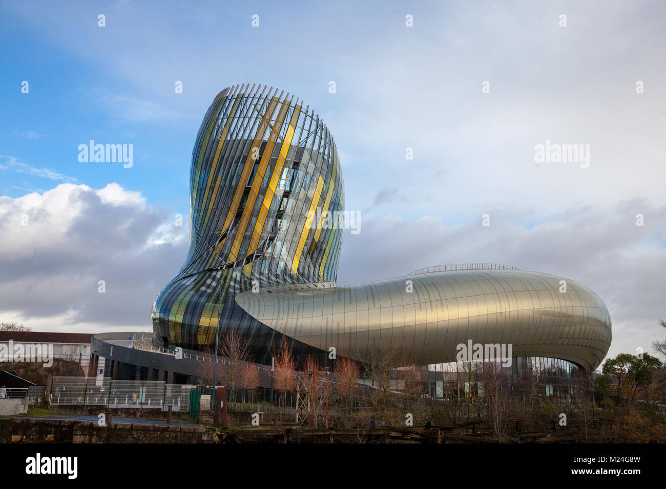BORDEAUX, FRANCE - 27 décembre 2017 : Cité du vin bâtiment principal au cours d'un après-midi ensoleillé. Cité du vin (vin) est le musée du vin dédié à Bord Banque D'Images
