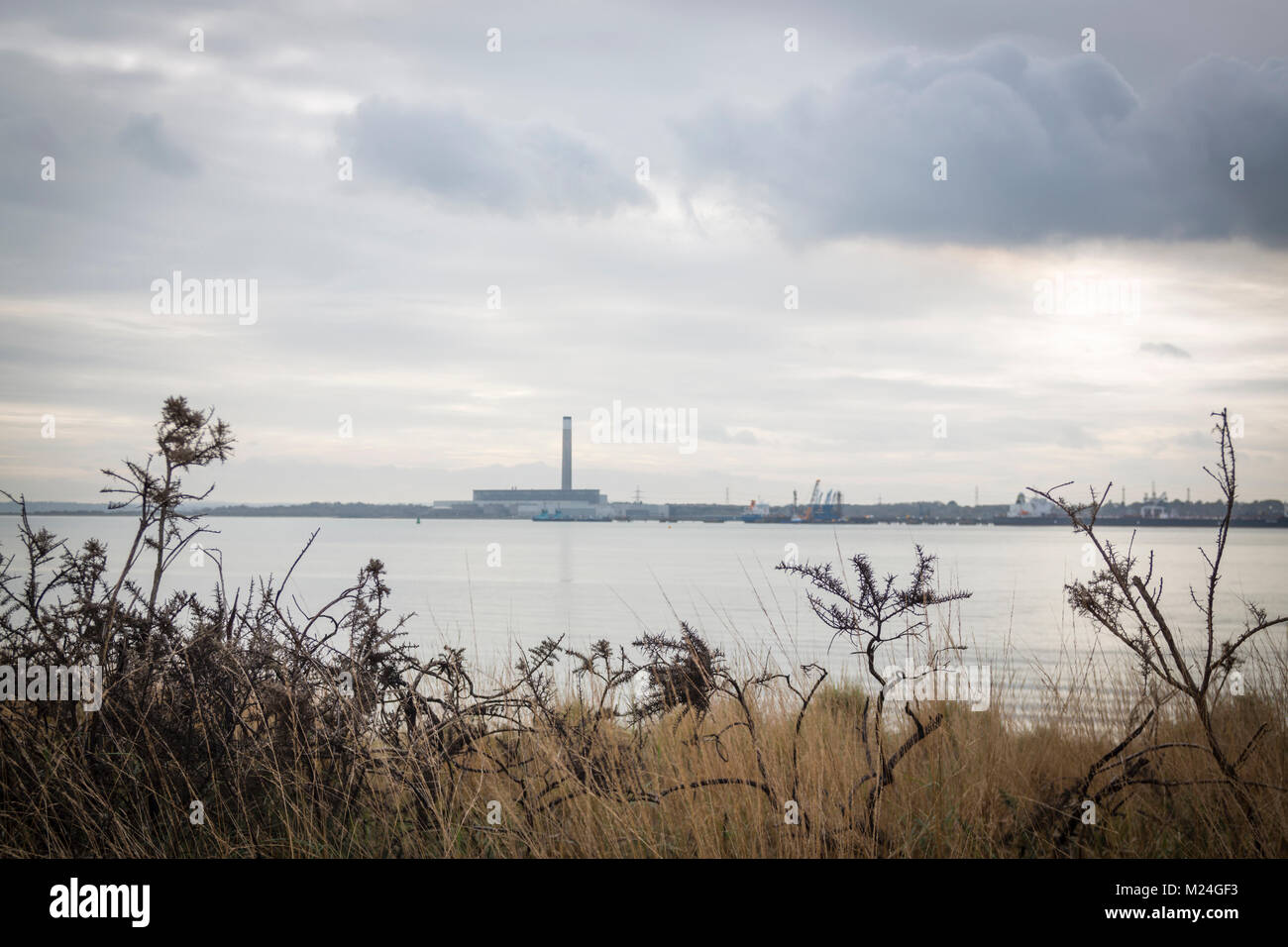 La cheminée emblématique de la centrale électrique de Fawley a vue sur Southampton Eau Banque D'Images