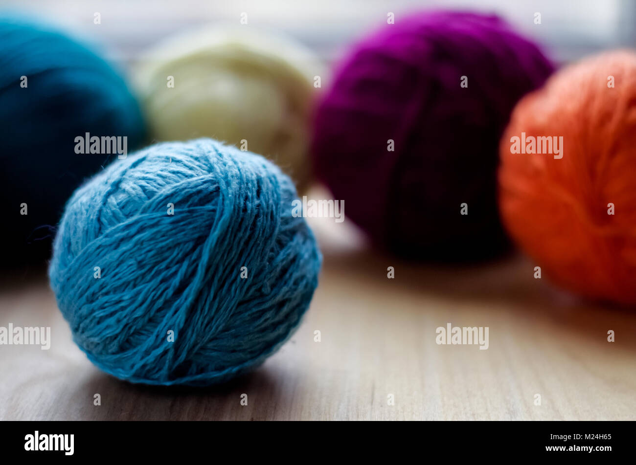 Boules de fils de laine à tricoter sur la table. Vêtements chauds mad Banque D'Images
