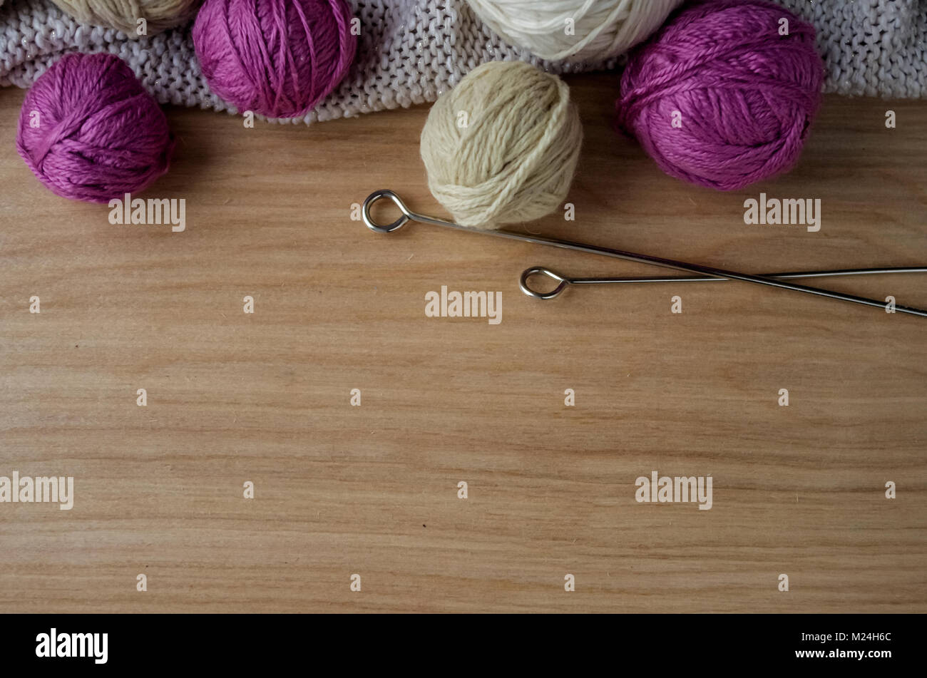 Boules de fils de laine à tricoter sur la table. Vêtements chauds mad Banque D'Images