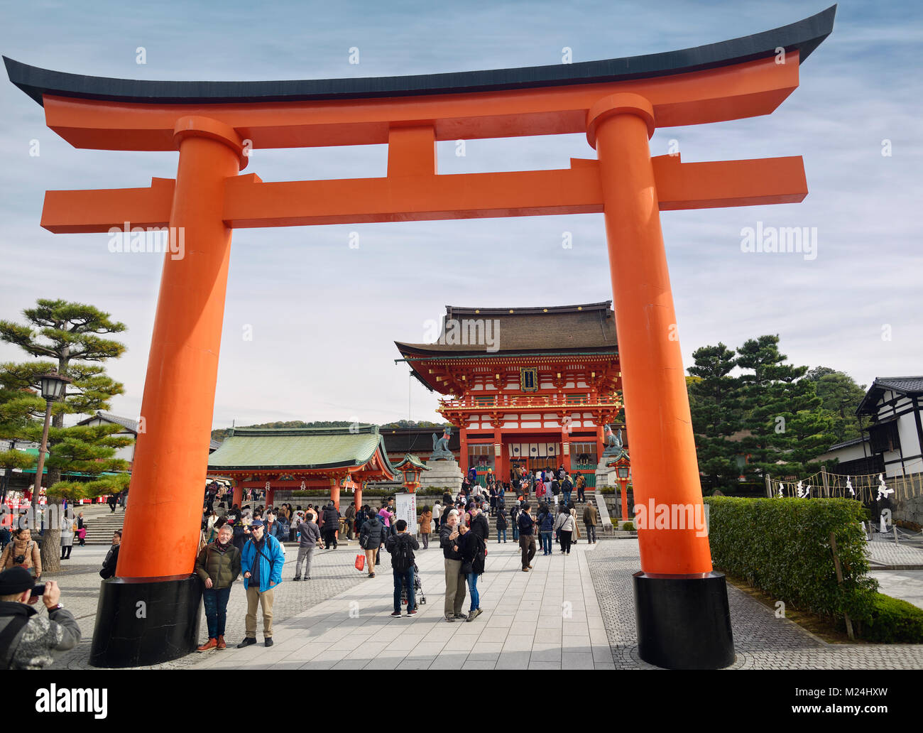 Torii en face de la porte principale, Romon, occupé par les touristes au Sanctuaire Fushimi Inari Taisha chef de culte dans le quartier de Fushimi, Kyoto, Japon 2017 Banque D'Images
