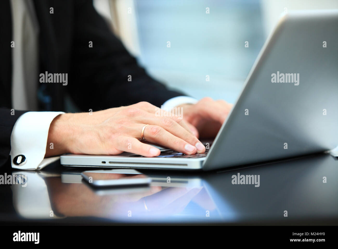 La main libre de l'homme d'affaires à l'aide d'ordinateur portable pour travailler au bureau Banque D'Images