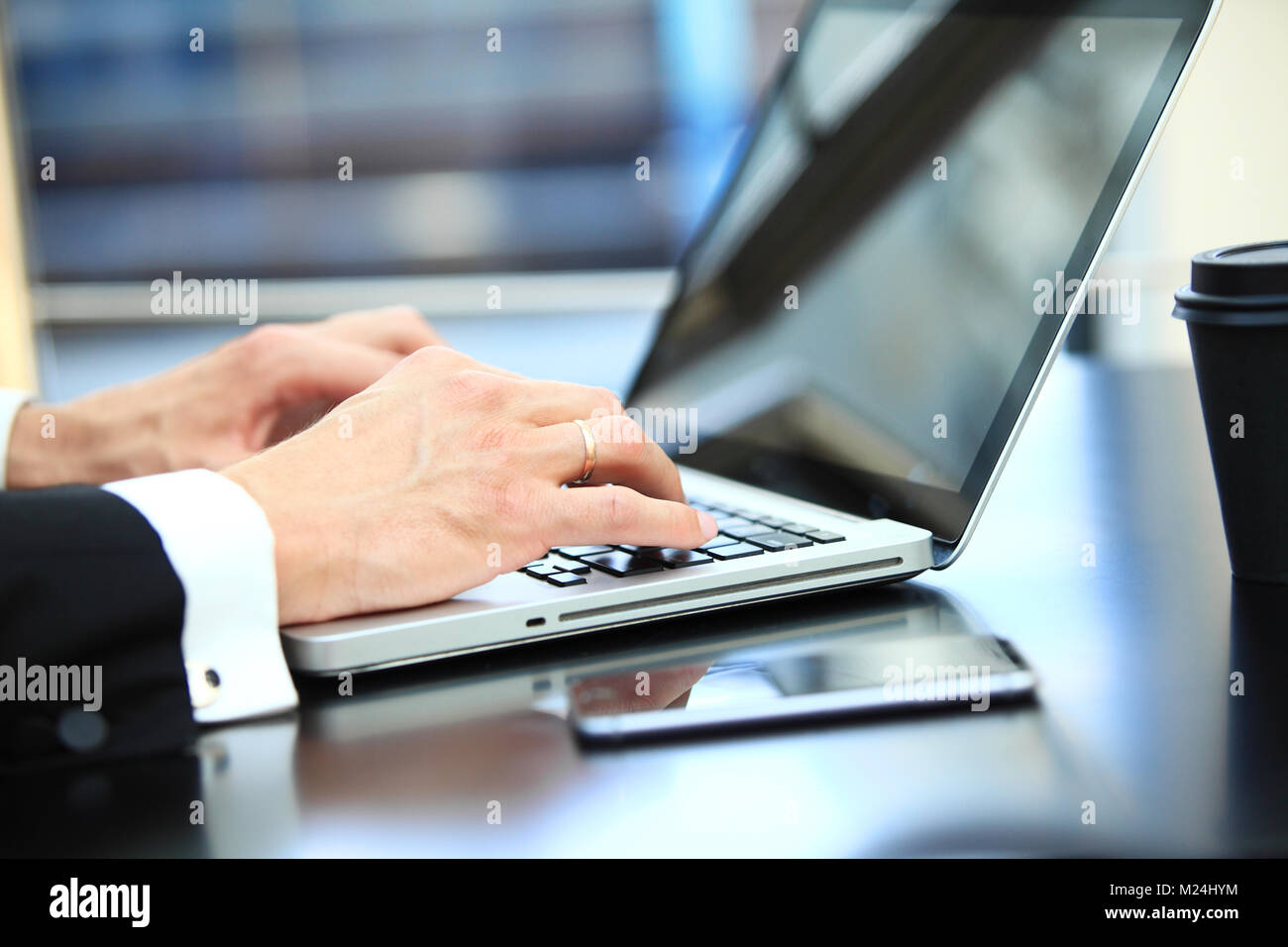 La main libre de l'homme d'affaires à l'aide d'ordinateur portable pour travailler au bureau Banque D'Images