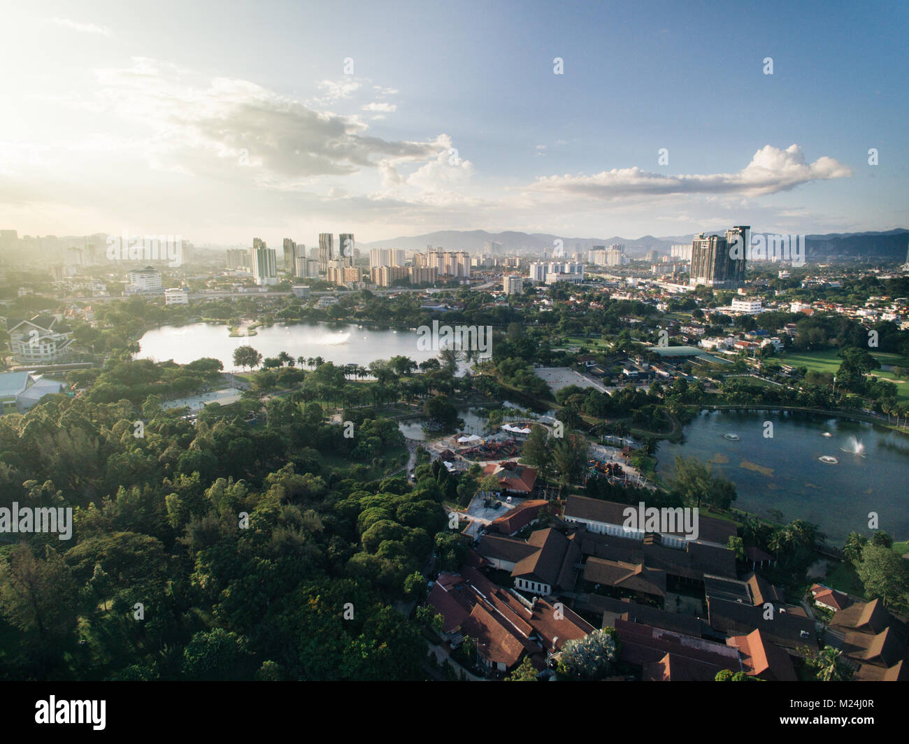 Vue aérienne de Titiwangsa lake avec la lumière du soleil du soir situé à Kuala Lumpur, Malaisie Banque D'Images