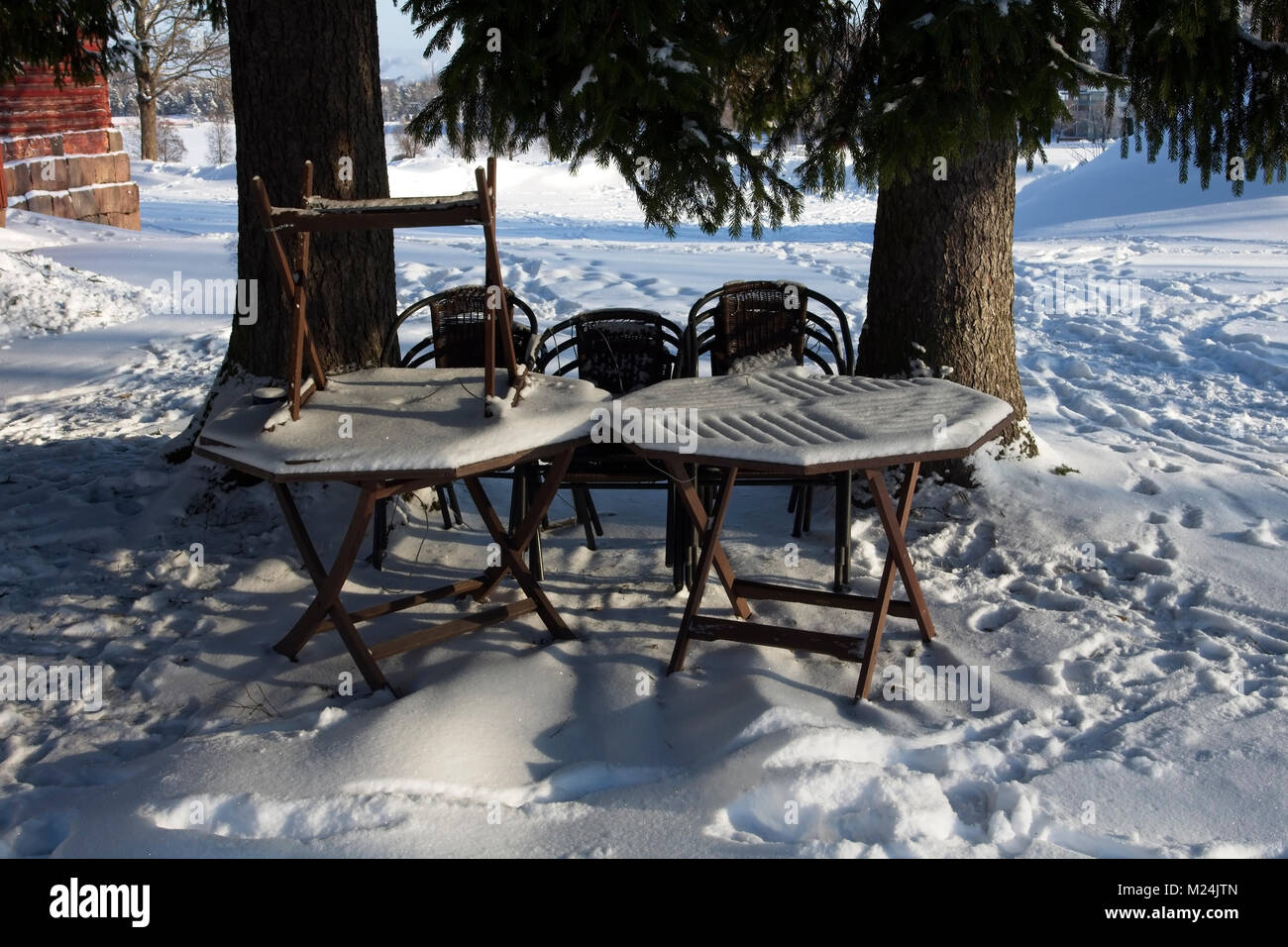 Des tables et des chaises à l'extérieur à l'hiver Banque D'Images