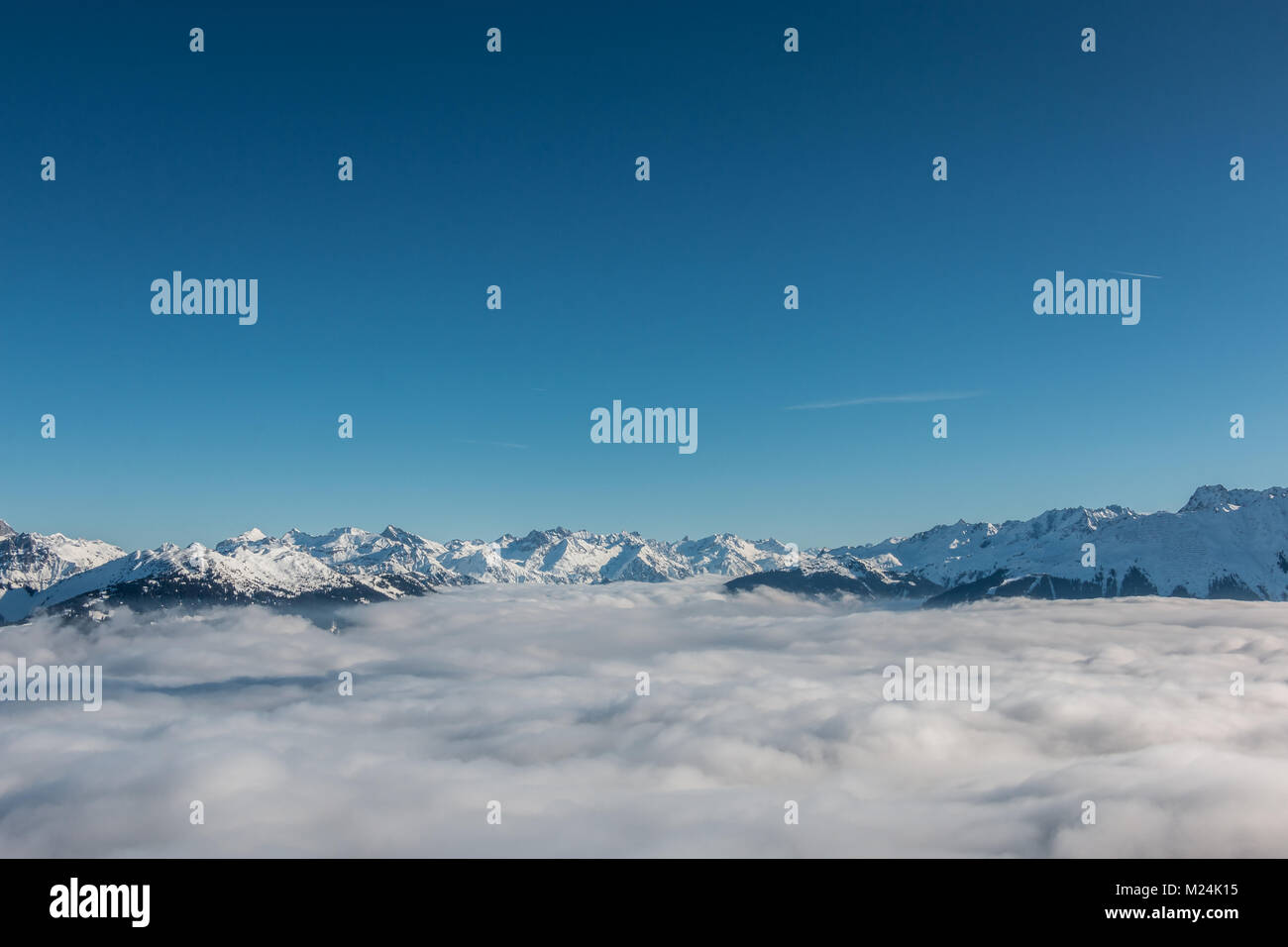 La neige sur le haut de la montagne et le brouillard dans la vallée Banque D'Images