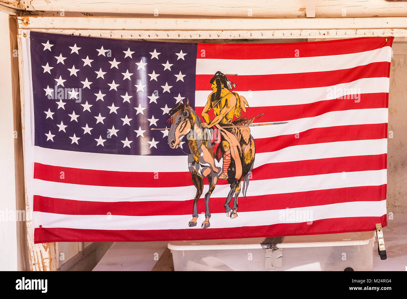 Le drapeau américain avec la conception d'un guerrier amérindien natif horseman en son centre, en Arizona. Banque D'Images
