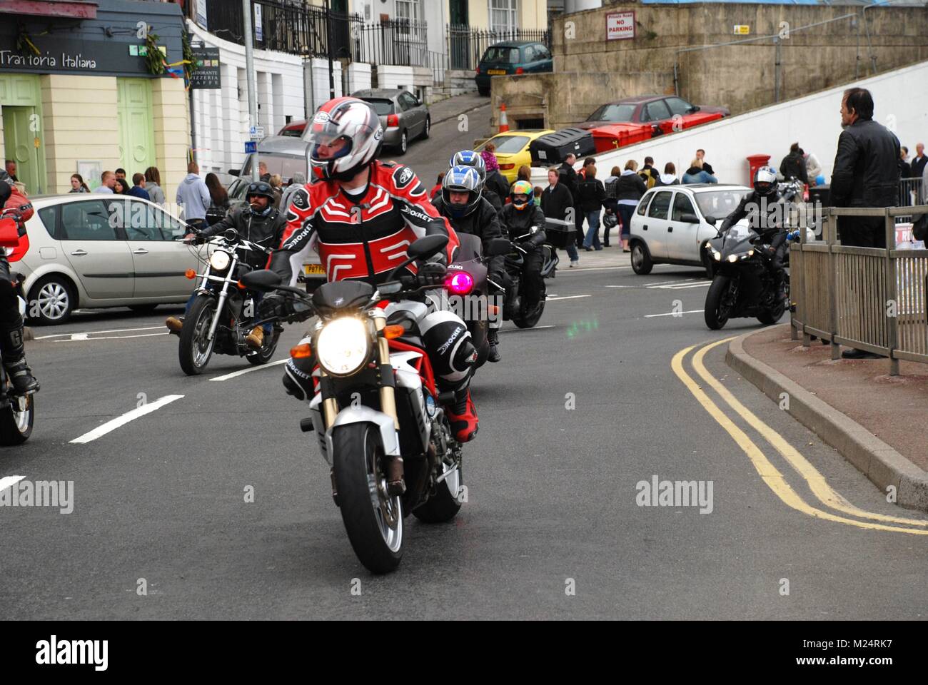 Les motocyclistes se rassemblent sur le front pour l'assemblée annuelle peut jour moto rallye à Hastings dans l'East Sussex, Angleterre le 5 mai 2009. Banque D'Images