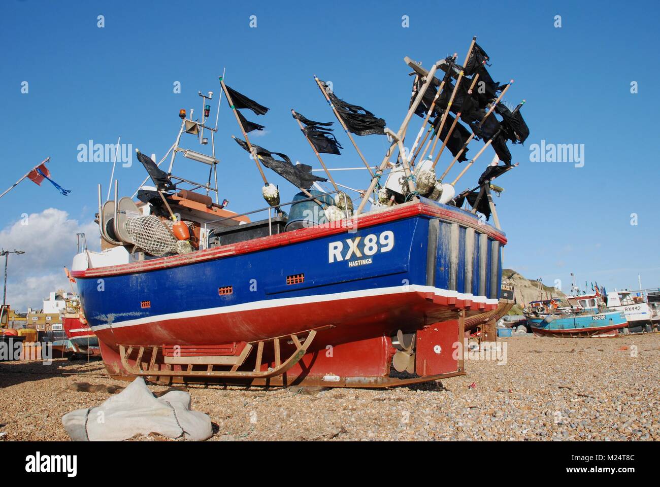 Bateaux de pêche sur la plage de Hastings dans l'East Sussex, Angleterre le 3 novembre 2009. Banque D'Images