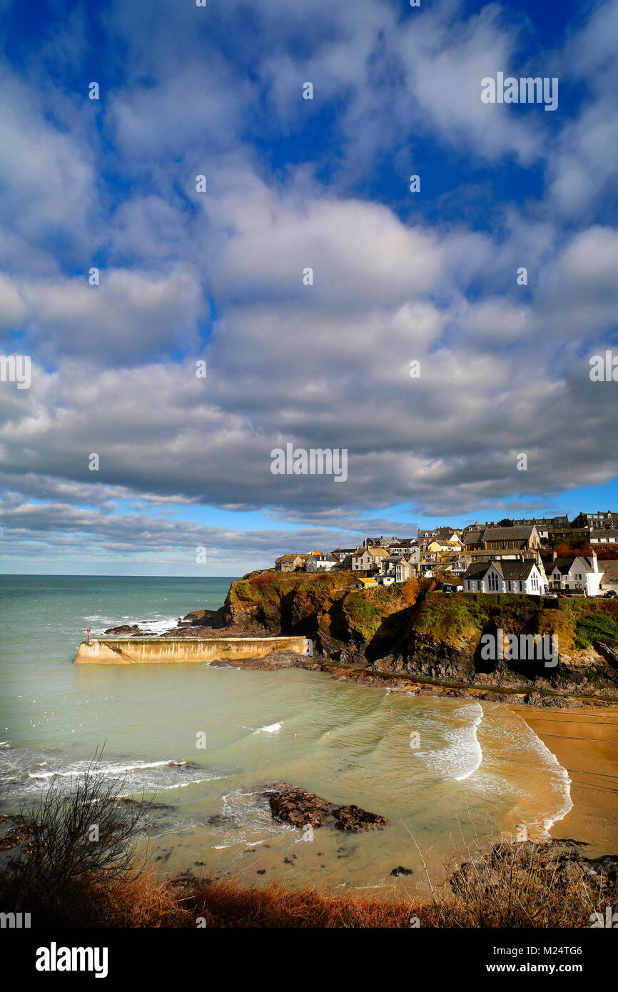 Le village de Port Isaac en Cornouailles du Nord, au Royaume-Uni, sous le soleil, le froid jour de février. Banque D'Images