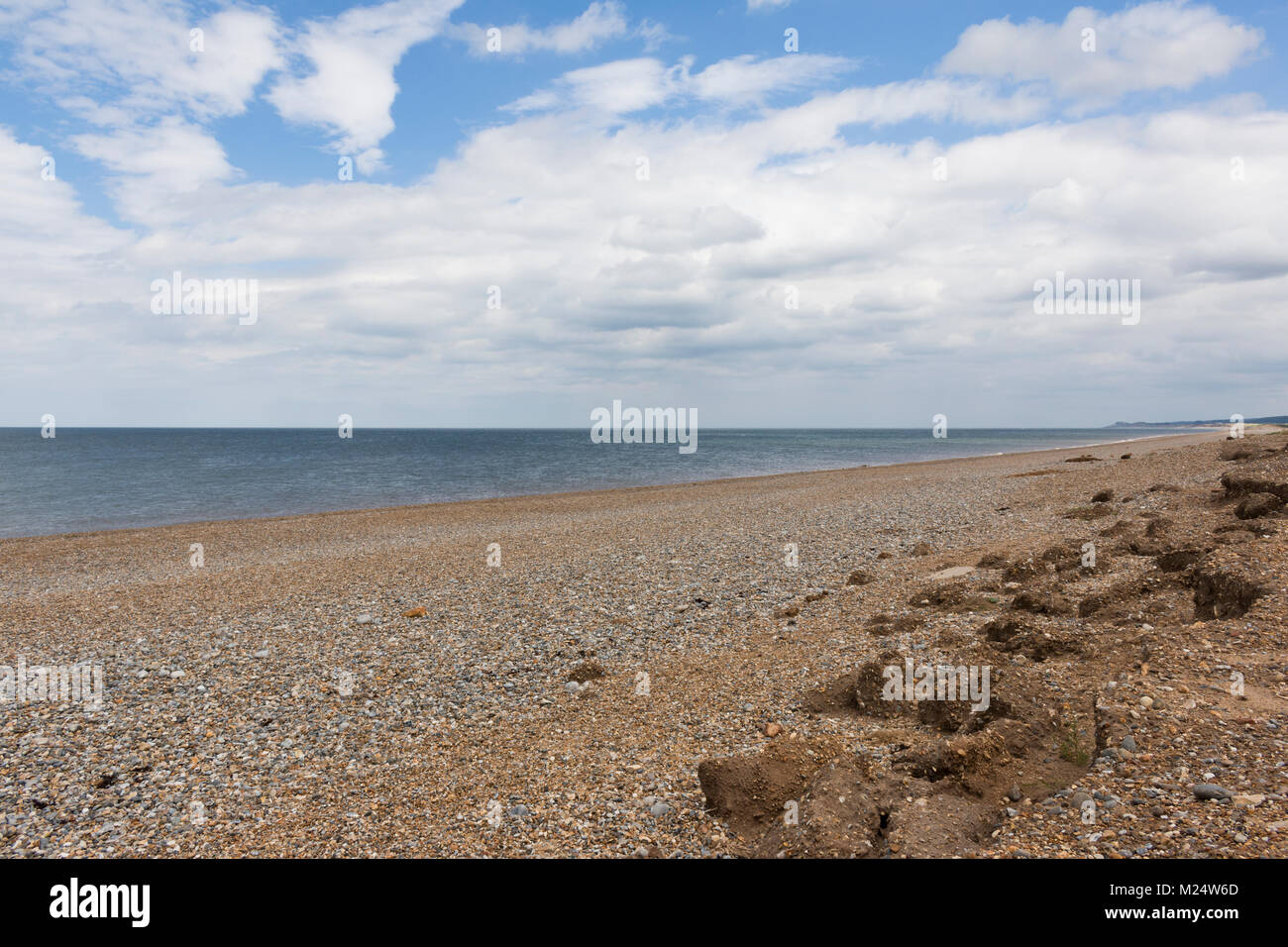 Une image montrant les effets de l'érosion côtière sur une plage de galets à Norfolk, England, UK Banque D'Images