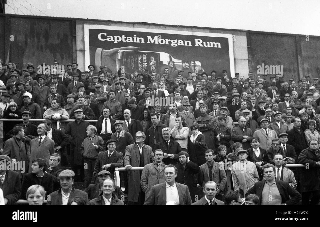 Millwall Football club des supporters à l'ancien Den 1967 Banque D'Images