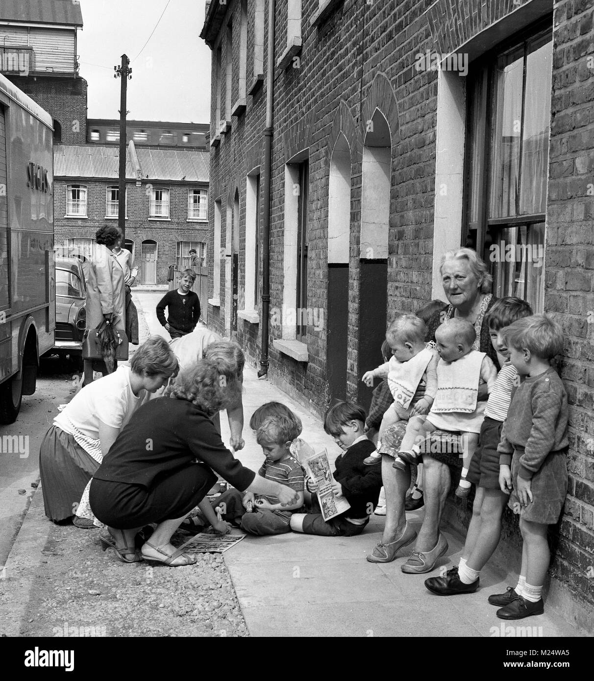 Classe de travail de femmes de la communauté et les enfants à Deptford, Londres 1968 Banque D'Images