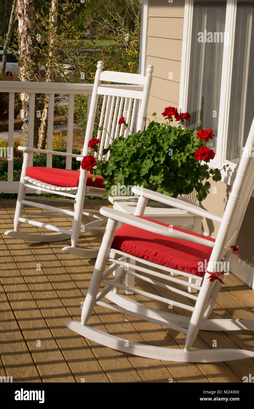 L'hospitalité du sud - s'asseoir sur le porche avant, fauteuil à bascule, Summer Living Banque D'Images