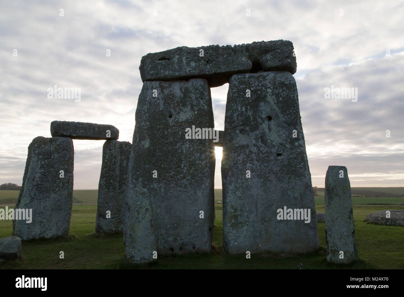 Le cercle de pierres de Stonehenge dans le Wiltshire, Angleterre. L'ancien monument date du néolithique, autour de 5 000 ans. Banque D'Images