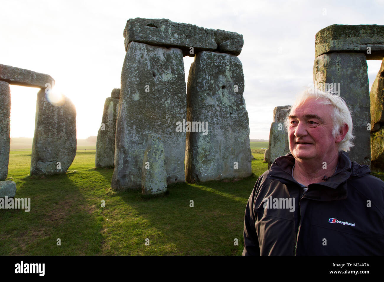 Pat Tourguide Shelley au cercle de pierres de Stonehenge dans le Wiltshire, Angleterre. L'ancien monument date du néolithique, autour de 5 000 ans. Banque D'Images