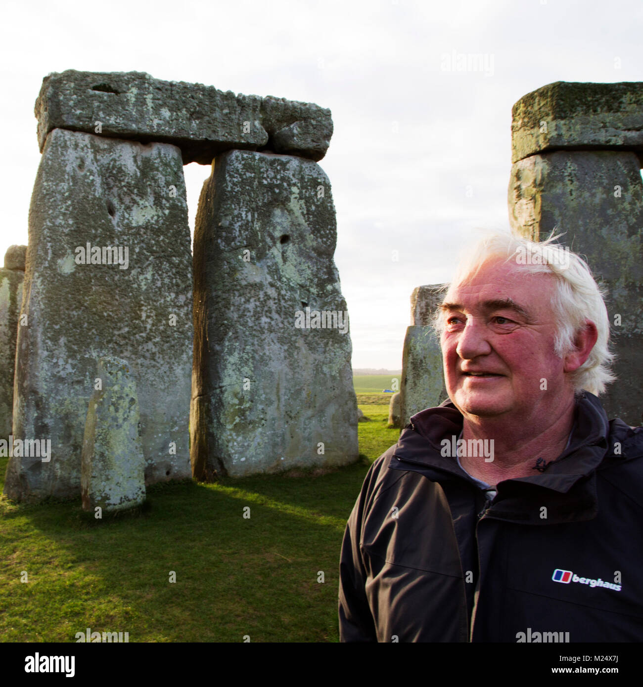 Pat Tourguide Shelley au cercle de pierres de Stonehenge dans le Wiltshire, Angleterre. L'ancien monument date du néolithique, autour de 5 000 ans. Banque D'Images