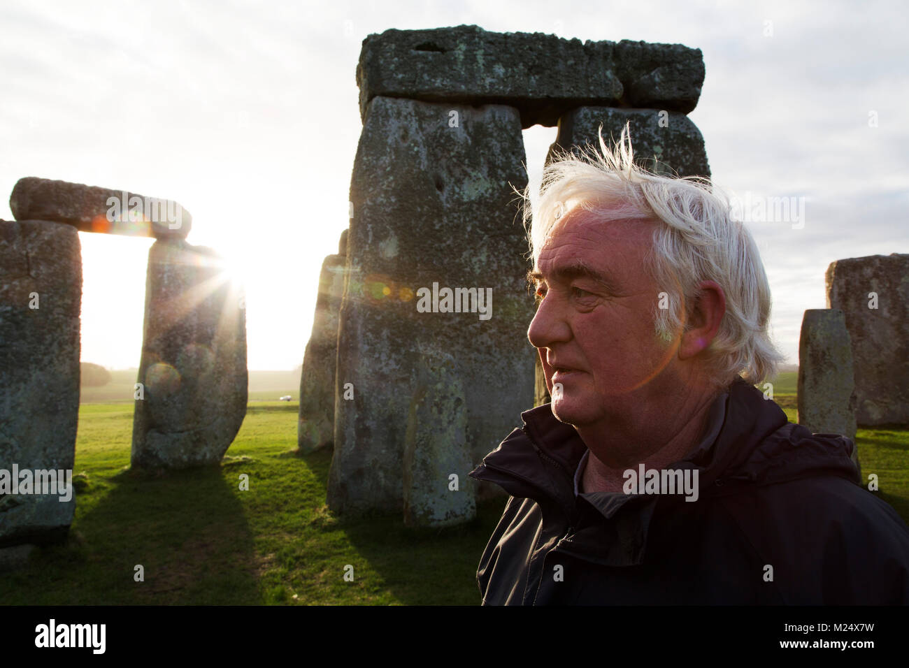 Pat Tourguide Shelley au cercle de pierres de Stonehenge dans le Wiltshire, Angleterre. L'ancien monument date du néolithique, autour de 5 000 ans. Banque D'Images