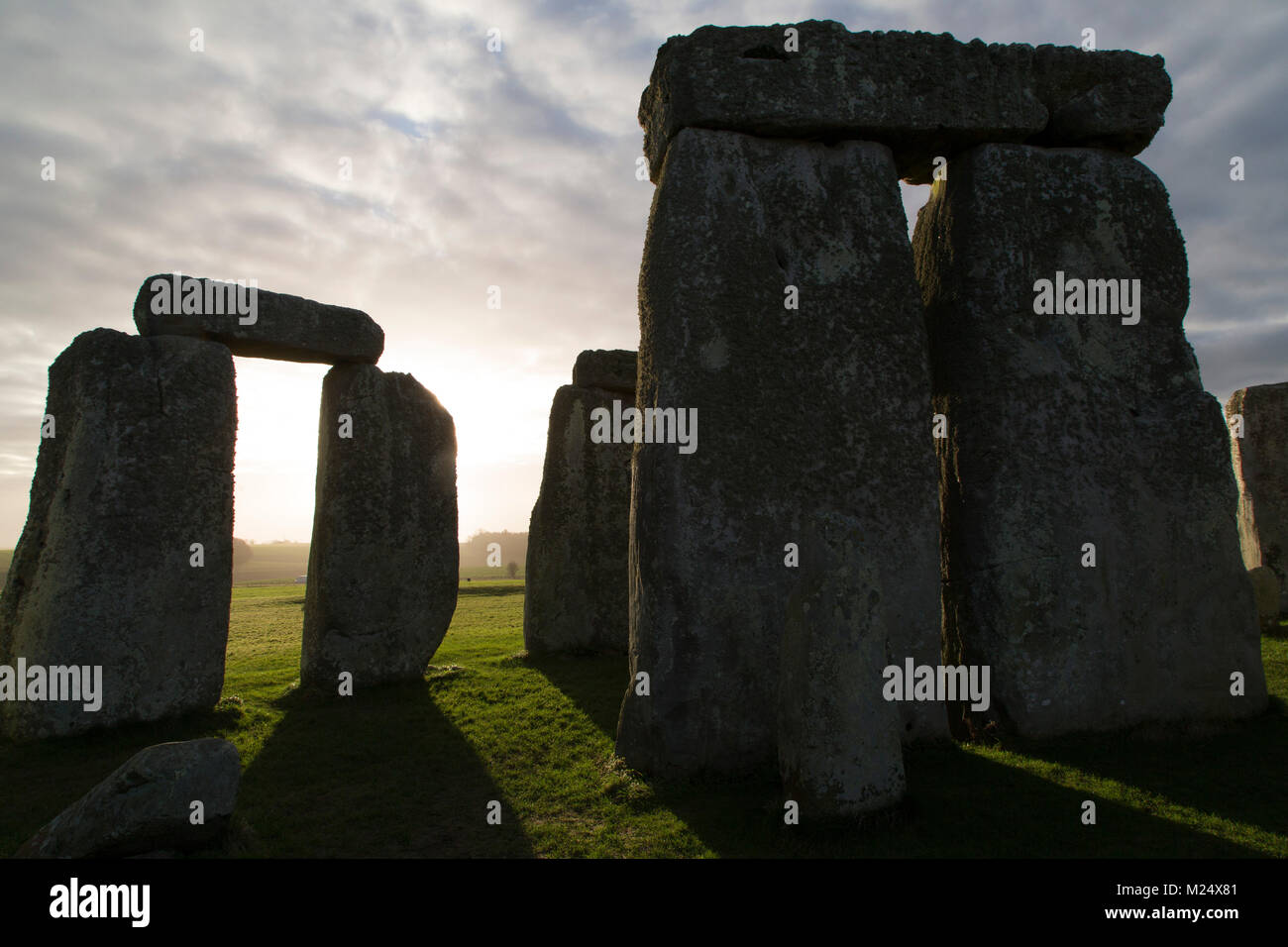 Le cercle de pierres de Stonehenge dans le Wiltshire, Angleterre. L'ancien monument date du néolithique, autour de 5 000 ans. Banque D'Images