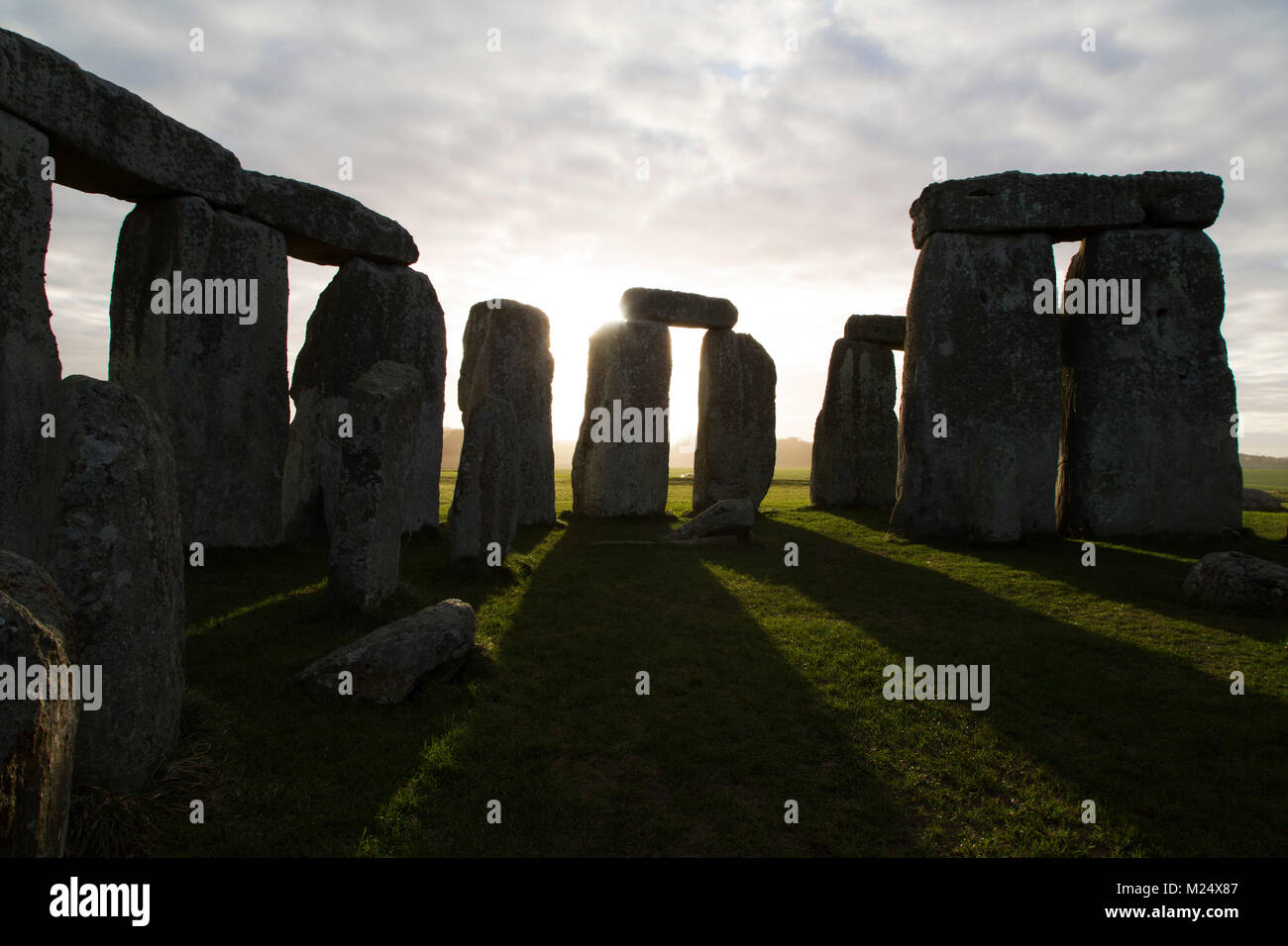 Le cercle de pierres de Stonehenge dans le Wiltshire, Angleterre. L'ancien monument date du néolithique, autour de 5 000 ans. Banque D'Images