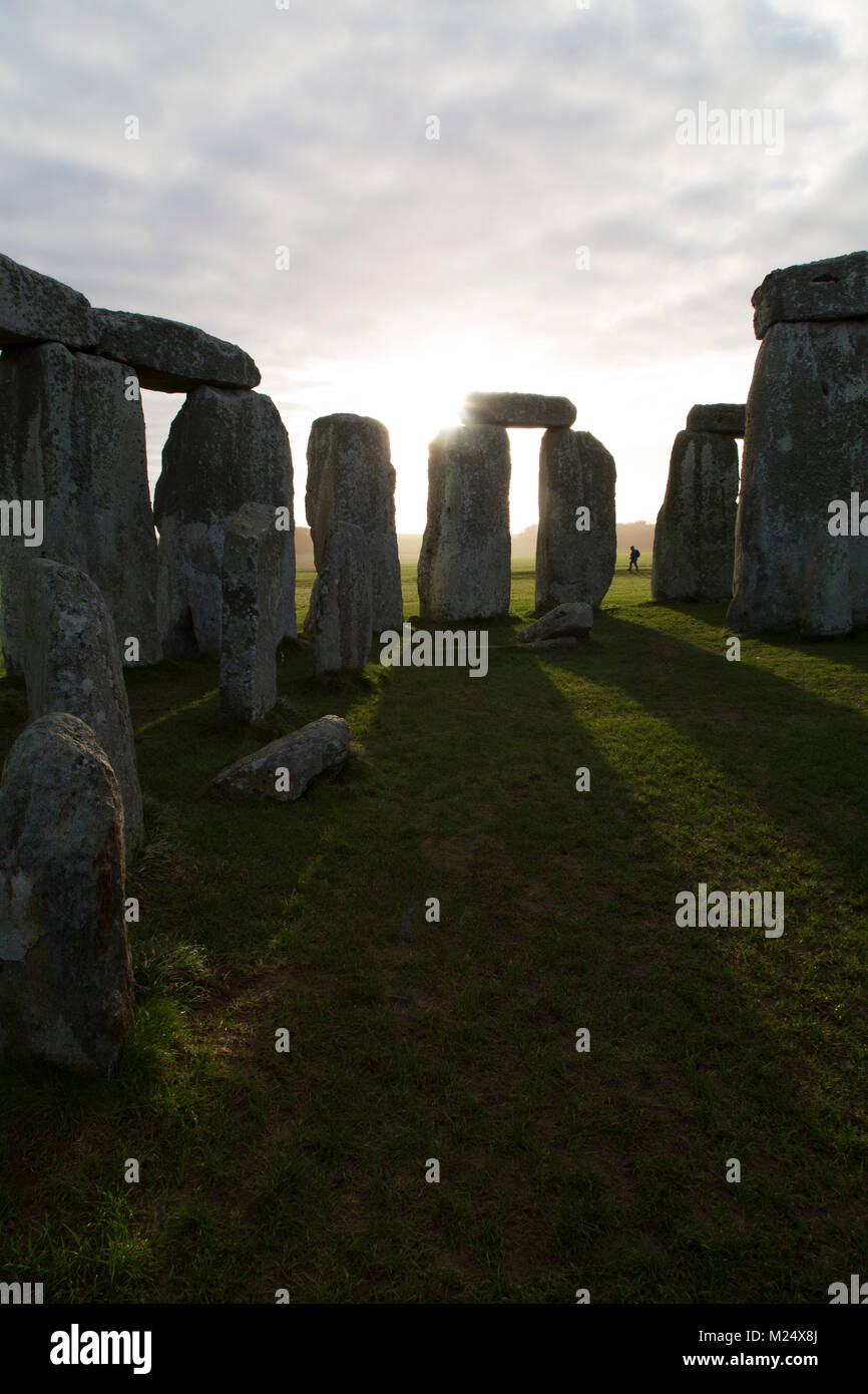 Le cercle de pierres de Stonehenge dans le Wiltshire, Angleterre. L'ancien monument date du néolithique, autour de 5 000 ans. Banque D'Images