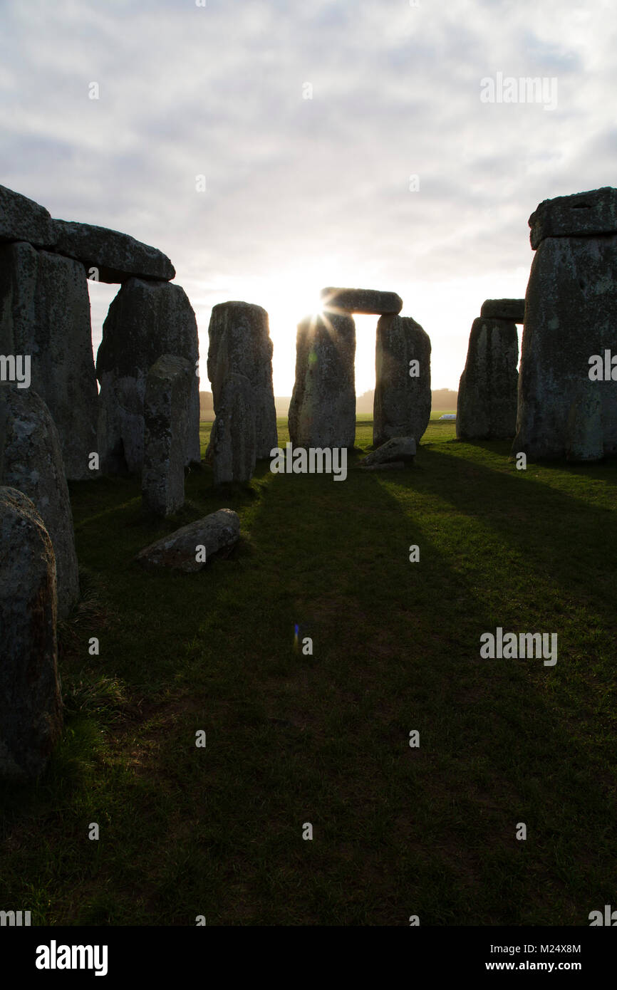 Le cercle de pierres de Stonehenge dans le Wiltshire, Angleterre. L'ancien monument date du néolithique, autour de 5 000 ans. Banque D'Images