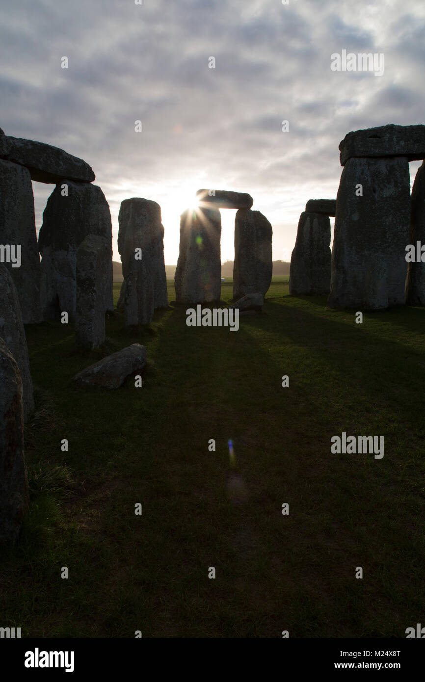 Le cercle de pierres de Stonehenge dans le Wiltshire, Angleterre. L'ancien monument date du néolithique, autour de 5 000 ans. Banque D'Images