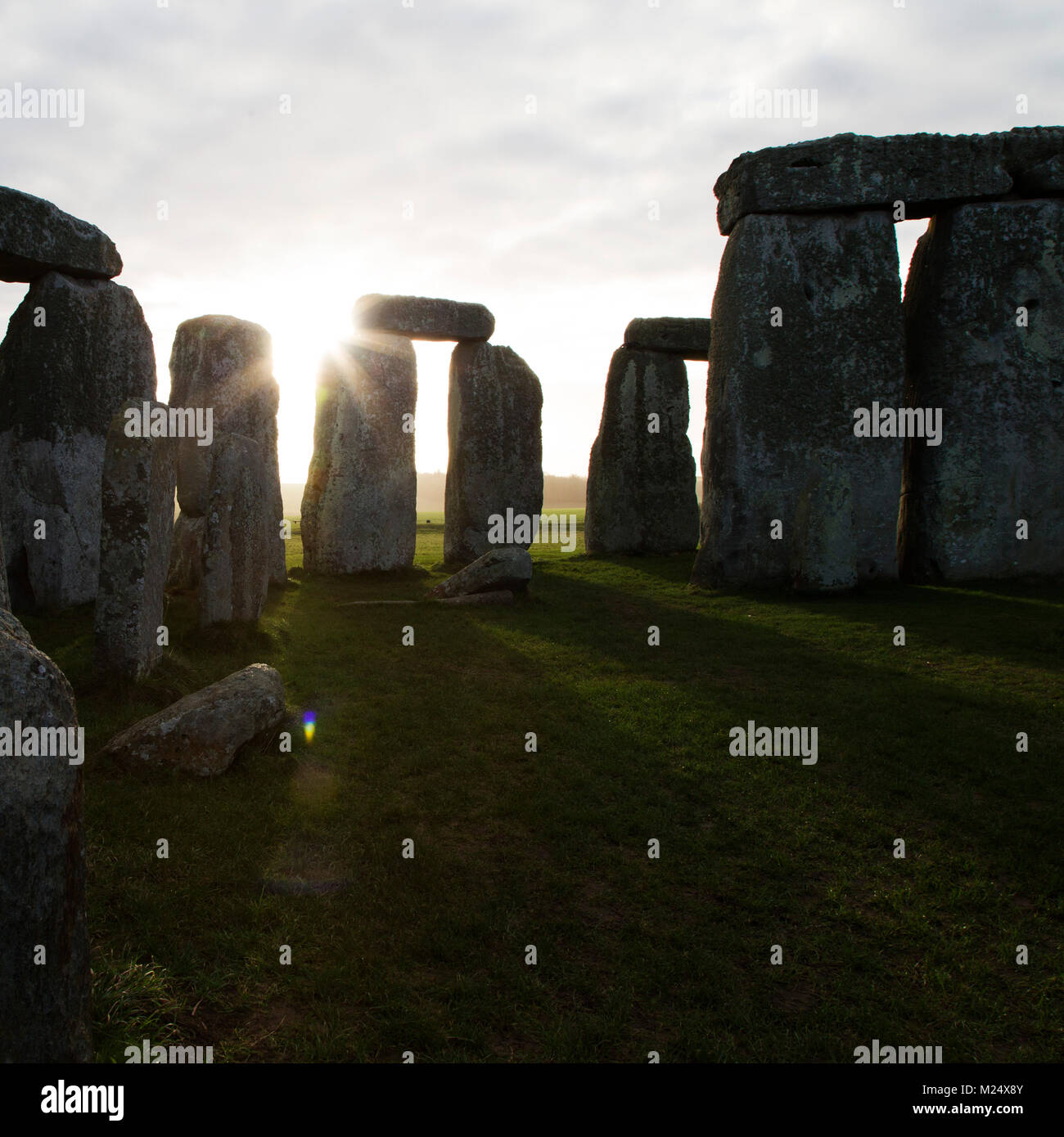 Le cercle de pierres de Stonehenge dans le Wiltshire, Angleterre. L'ancien monument date du néolithique, autour de 5 000 ans. Banque D'Images